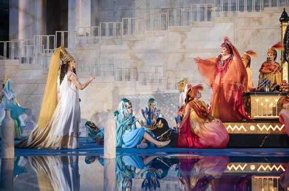 Mehrfach ausgezeichneter Kostümbildner designt für „Aida“ in der Oper im Steinbruch